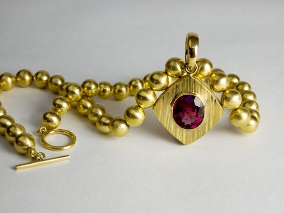 Necklace - 18ct gold beads and rubellite tourmaline 15.76 cts