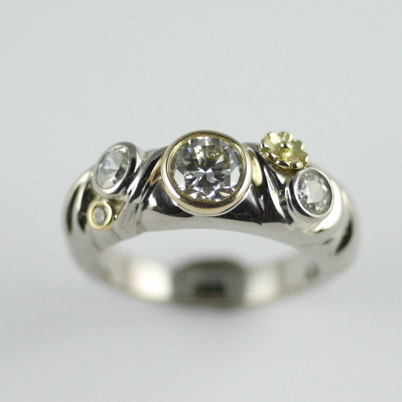 18ct Yellow & White Gold Diamond Ring with Daisy's