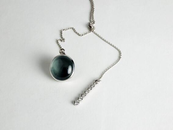 Aquamarine cabachon suspended with white Diamonds