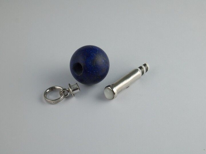 Lapis lazuli with a cavity for memories and mother of pearl cap