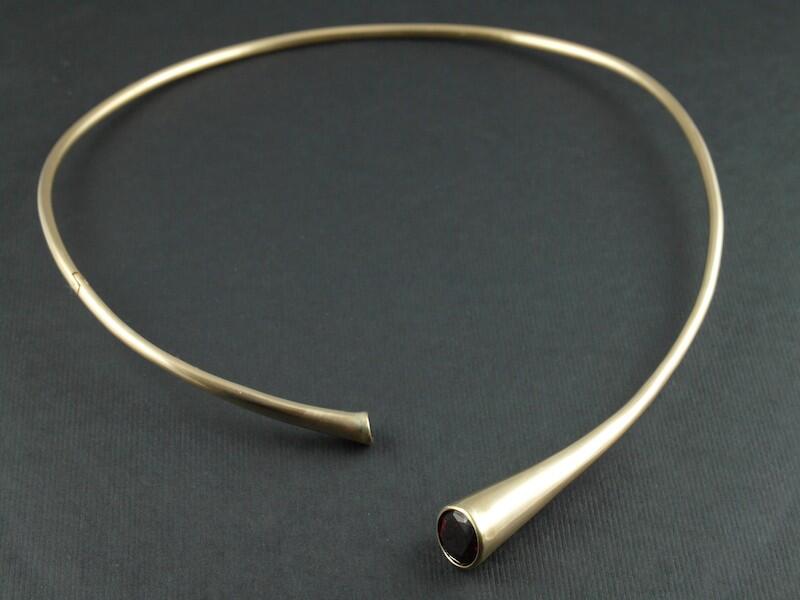 18ct forged, hinged necklace set with Garnets